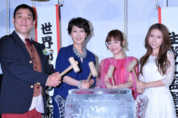 『アナと雪の女王』大ヒット記念イベントでの沙也加さん。共演のピエール瀧、松たか子、May.Jと（2014年3月撮影）