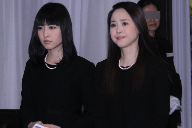サンミュージック相澤前会長の葬儀に参列した沙也加さんと聖子（2013年撮影）