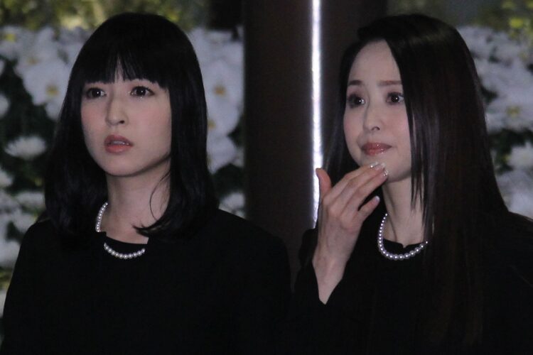 サンミュージック相澤前会長の葬儀に参列した神田沙也加さんと母・松田聖子（2013年撮影）