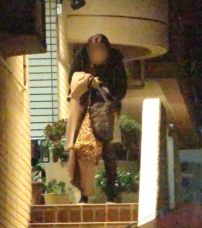 忘年会会場に合流していた女性も、つぎつぎ帰路に