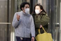 NYの街を談笑しながら歩く小室夫妻