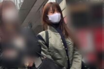 知人女性と街中を歩く深田恭子