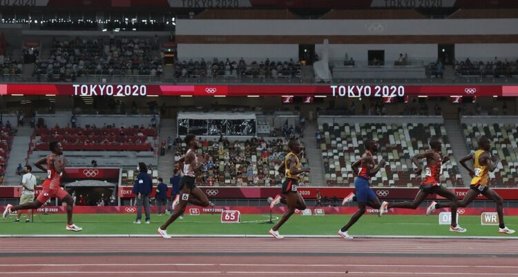 川内選手も近年も800mなどの短い距離でも戦っている（写真は五輪時のウガンダ選手ら。JMPA）