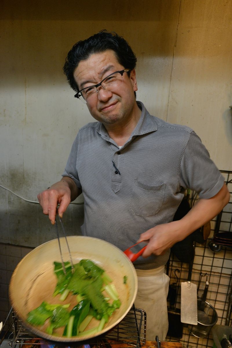 「控えめで優しい」と慕われる店主の足立泰樹さん