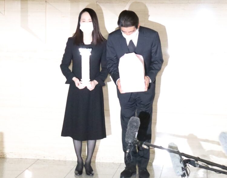 神田沙也加さんの突然の死から数日、報道陣の前に姿を見せた2人