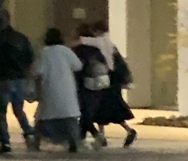 隣の女性の肩に手を回す山内鈴蘭