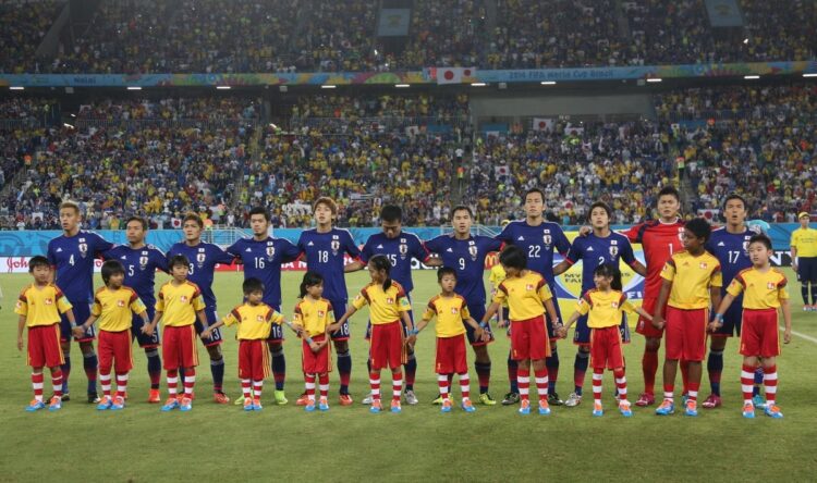 2014年サッカーワールドカップ1次リーグ・日本－ギリシャ。日本代表イレブンと整列するエスコートキッズ（時事通信フォト）