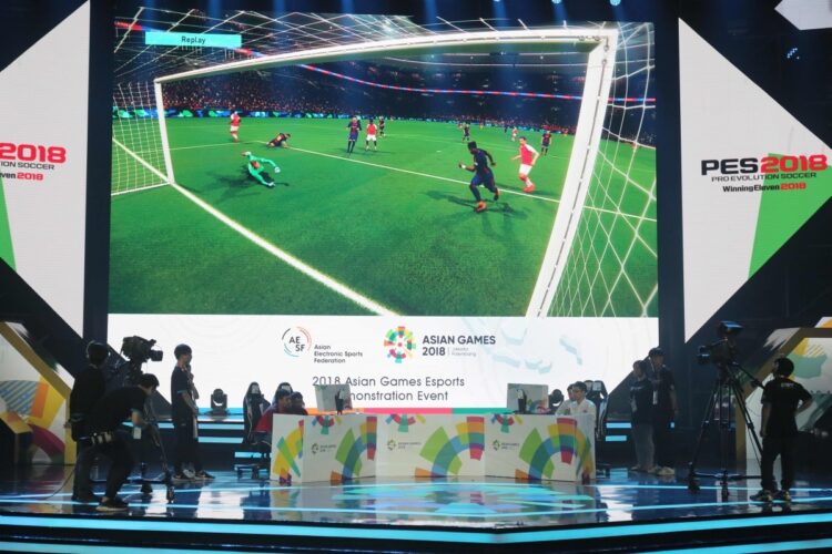 2018年アジア大会では公開競技としてｅスポーツが実施され、サッカーゲーム「ウイニングイレブン」が種目のひとつになった（時事通信フォト）