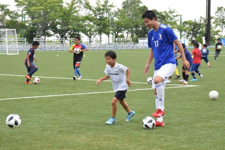 「Jヴィレッジ」で2018年に開かれた元代表FWの平山相太さん（右）らによる小学生向けのサッカー教室（時事通信フォト）