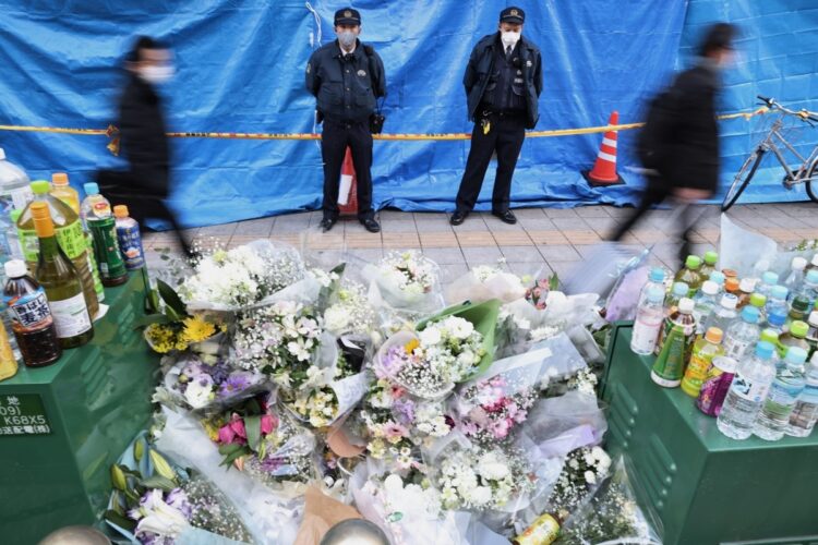 大阪ビル放火／供えられた花束 撮影日	2021年12月24日 大阪クリニック放火事件から1週間、現場のビル前に供えられた花束（時事通信フォト）