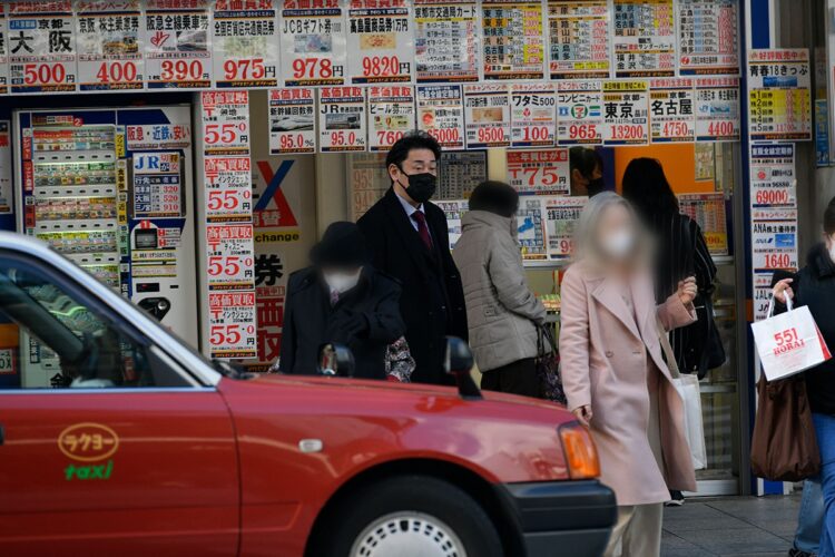 同じ服装で京都の街を歩く芝翫