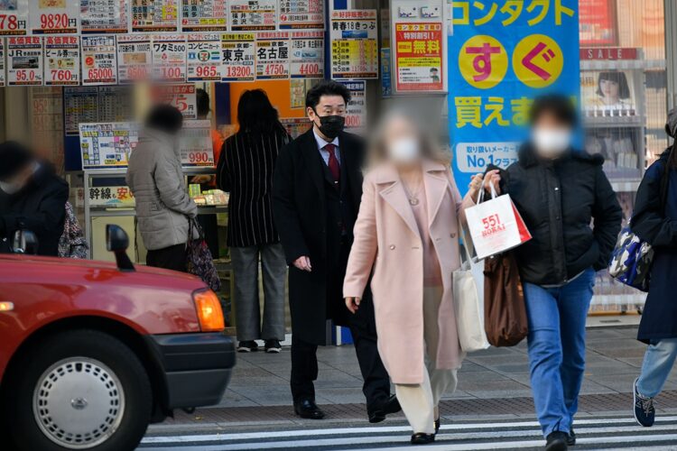 交差点を渡る芝翫