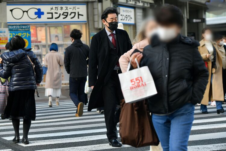 京都の街を歩く芝翫。マッサージ店に入ることも