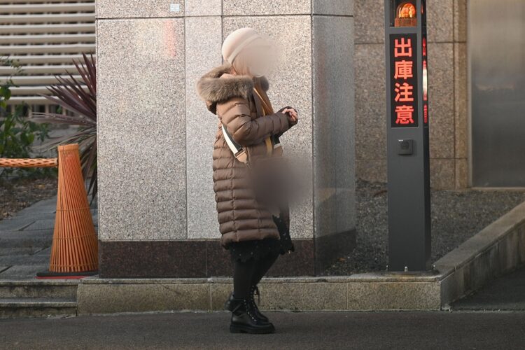 京都の街に佇むAさん。芝翫は不倫報道を警戒しており、かならず知人男性を同席させていた