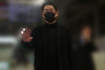 千穐楽を終えた23日、東京に帰る芝翫。全身黒ずくめの装いだ