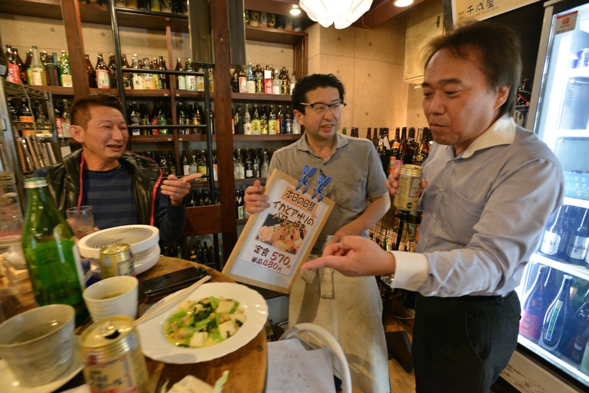 昼の日替わり定食で人気のメニューは夜も登場。「これ昼も食べたな」（笑い）と、常連客