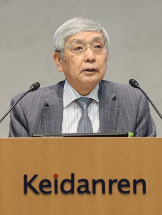2021年12月23日、経団連審議員会で講演する日本銀行の黒田東彦総裁。悪い円安論を否定した（時事通信フォト）