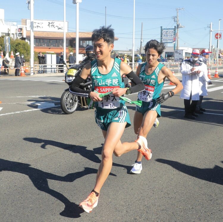 2021年の箱根駅伝、3区の湯原慶吾から襷を受け取った4区の佐藤一世。佐藤は都大路でも活躍した