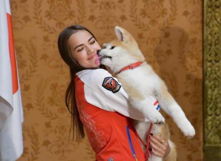 2018年、秋田犬「マサル」を贈呈されたフィギュアスケートのアリーナ・ザギトワ選手（AFP＝時事）