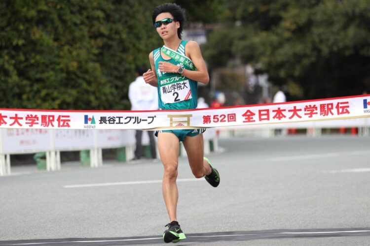青学大OBの吉田圭太が「エグすぎ」と言うワケは（写真は2020年の全日本大学駅伝を走る吉田圭太選手。時事通信フォト）