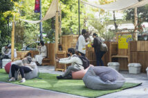 池袋がリビングに!? 大通りの電源付きベンチでテレワークやおしゃべりが日常に