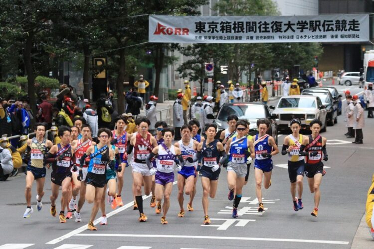 今年も多くのドラマを生んだ箱根駅伝（2日の往路スタート直後。時事通信フォト）