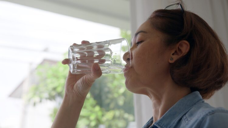 デトックスの基本は水を飲むこと（写真／Getty Images）
