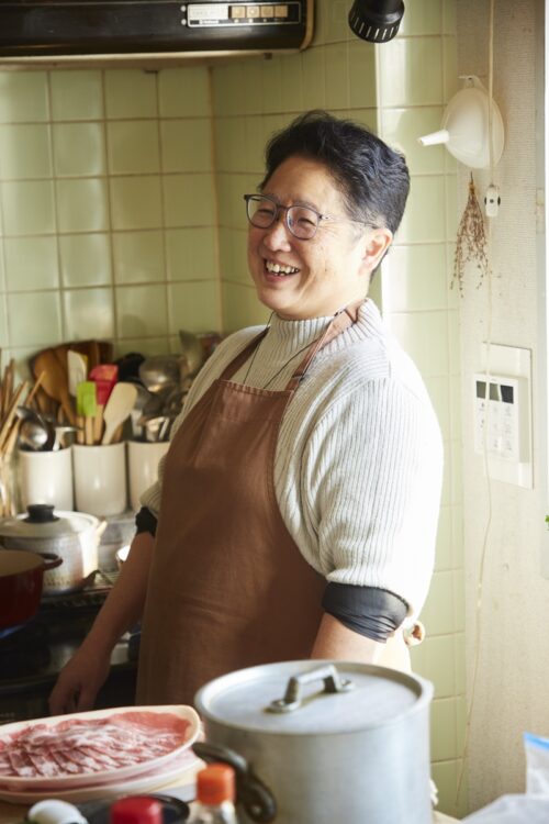 内弟子を27年務め、現在は料理家として活躍する本田明子さん。 「鍋は人間よりも長持ちする」が口癖だったカツ代から受け継いだ数々の鍋や調理道具を、いまも愛用し続けている