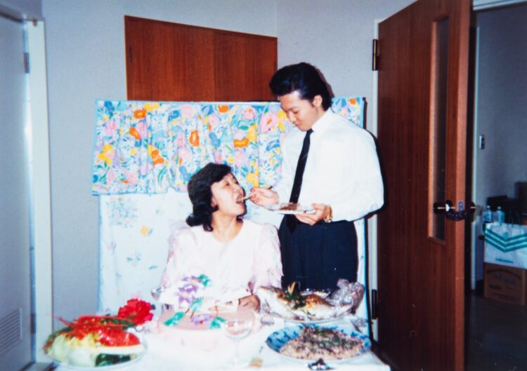 亡くなる1か月前、息子の和也さんと病室で食事