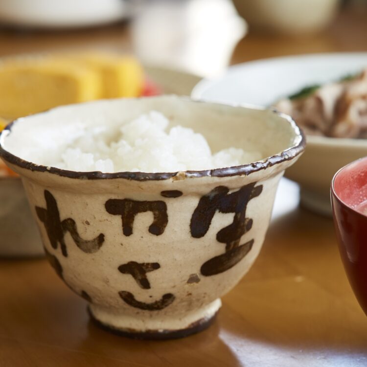 まかない用のカツ代のご飯茶碗（上写真）と愛用していた包丁（下写真）。ご飯茶碗には“生かされてこの仕事をすることを”の言葉が