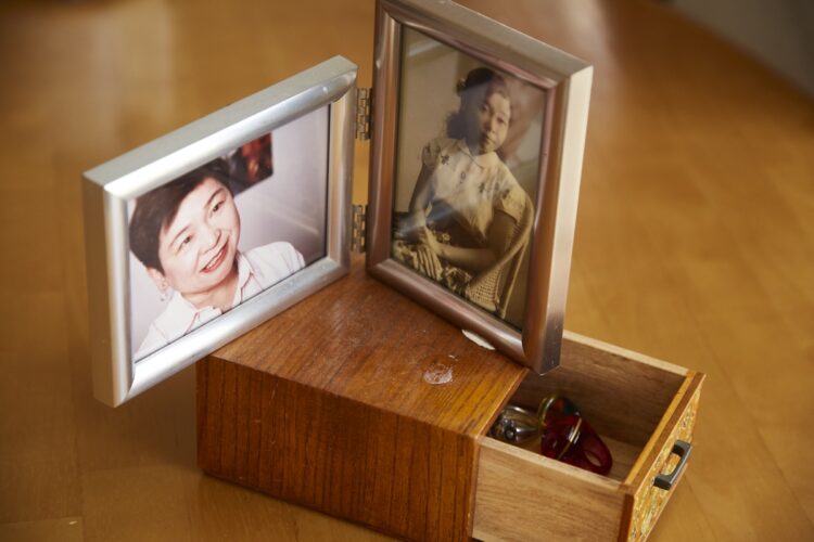 本田さんの事務所に飾られているカツ代の写真。引き出しには愛用していた指輪がしまわれている