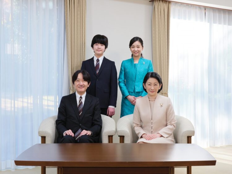 秋篠宮ご一家の新年写真は、ご家族4人で。昨年に結婚した眞子さんのいない初めての新年となった（写真／宮内庁提供）