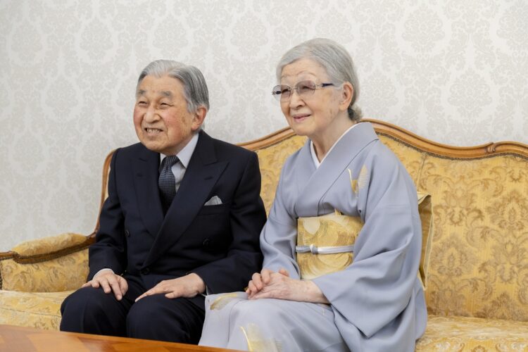 昨年米寿を迎えられた上皇陛下と上皇后美智子さまのお写真も公開された。誕生日に公開された近況によれば、ご夫妻は「お互いを優しく気遣われ、支え合われながら、穏やかな日々をお過ごし」だという（宮内庁提供）