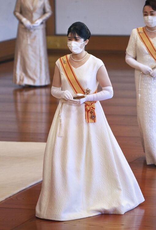 愛子さまは成年皇族の「初公務」として参列。正装のローブ・デコルテ姿をお披露目された（共同通信社）