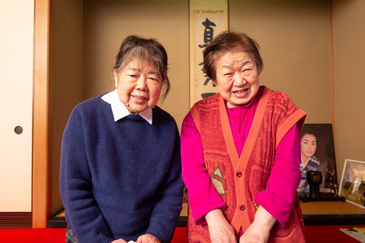 20代の頃から住み込みで専属の料理番を務める71才の辻村あさ子さん（右）と、ひばりの付き人だった81才の関口範子さん（左）