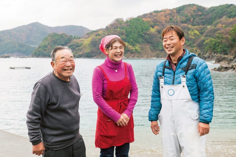 定置網の網元が経営する漁家民宿「うらたに旅館」の浦谷喜久男さん（左）、息子の俊晴さん（右）、妻の咲栄さん（中央）、