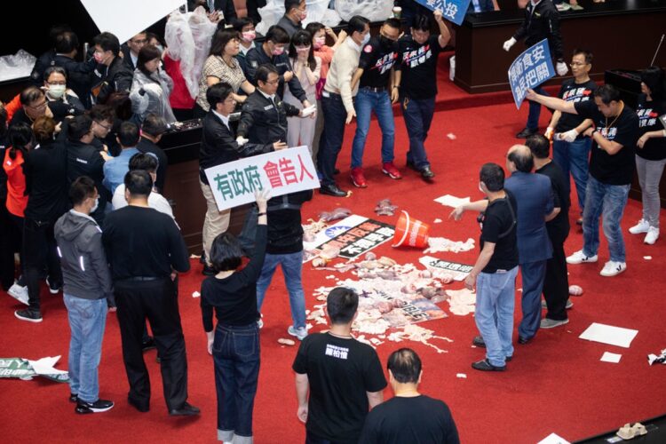 豚の内臓が飛び交った台湾議会の様子（写真／Getty Images）