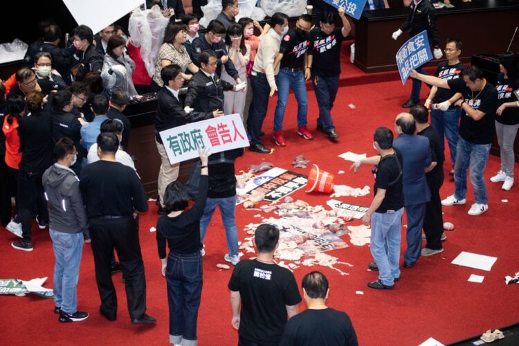 豚の内臓が投げつけられた台湾議会の様子(写真/Getty Images)