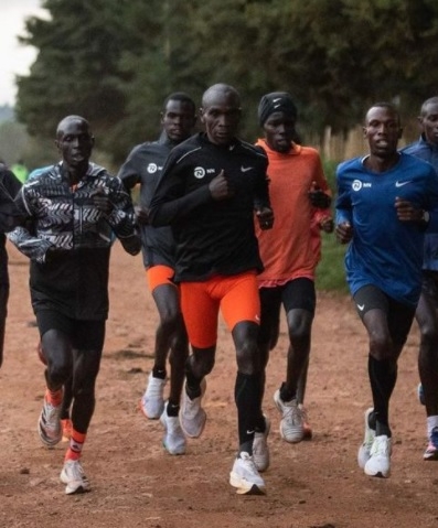 ケニアの赤土をたくましく蹴る（NNrunningteam公式インスタより）