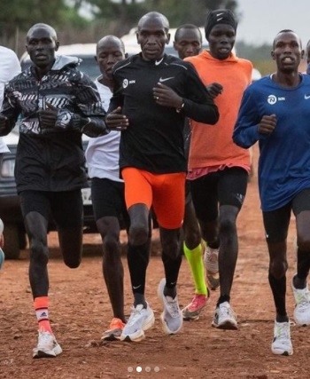 キプチョゲ選手の脚運びにも影響か（NNrunningteam公式インスタより）