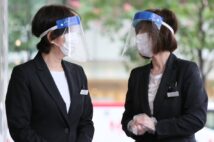 百貨店従業員の胸には名札。店員名札に画像処理(イメージ、時事通信フォト)