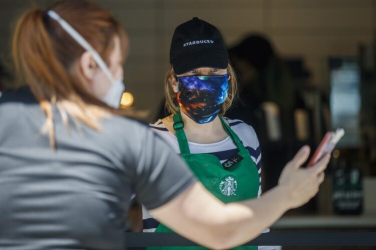 アメリカ、スターバックスの店員。スタバ店員は日本でも名札をつけているが本名ではなく好きなニックネームを名乗ることも多い（イメージ、EPA＝時事）