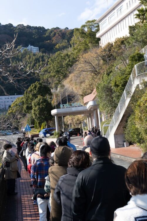 アートイベントの会場前には長蛇の列ができていた