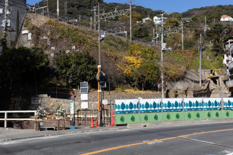 熱海市内の土砂災害現場。復旧途上で、左端には犠牲を悼む祭壇が見える