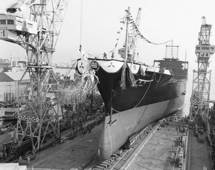 1968年05月17日、進水する日本初のコンテナ専用船「箱根丸」。兵庫・神戸市の三菱重工神戸造船所（時事通信フォト）