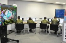防衛省・自衛隊は、サイバー関連部隊の増員を発表しているが…(写真はサイバー協議会に臨む陸上自衛隊員/時事通信フォト)
