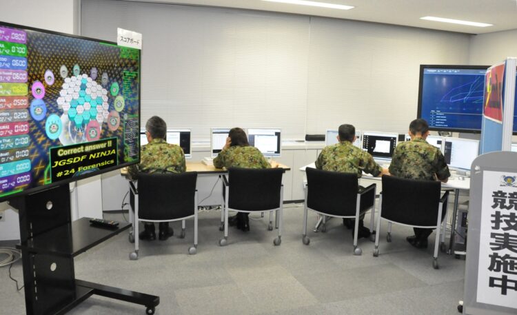 防衛省・自衛隊は、サイバー関連部隊の増員を発表しているが…（写真はサイバー協議会に臨む陸上自衛隊員／時事通信フォト）