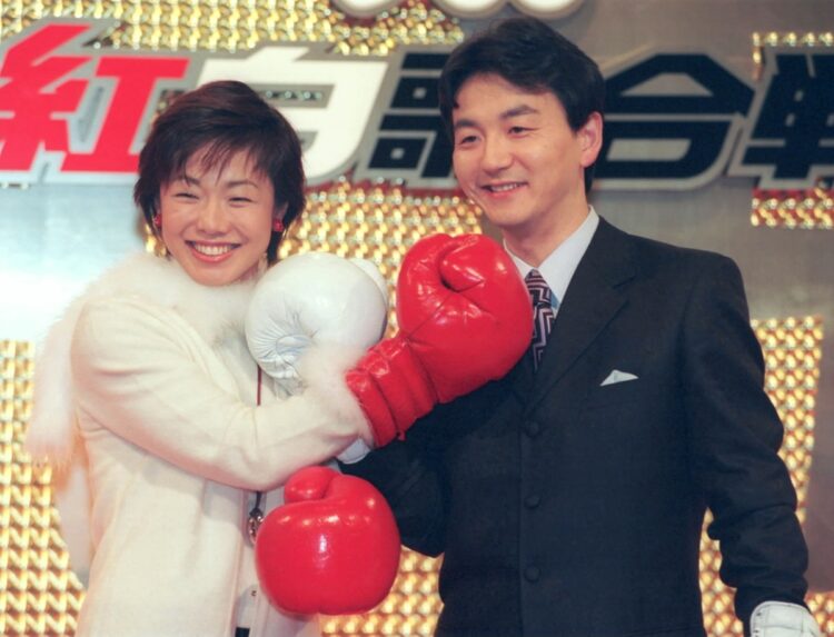 2002年の紅白に出演した際の有働由美子アナ（写真／共同通信社）