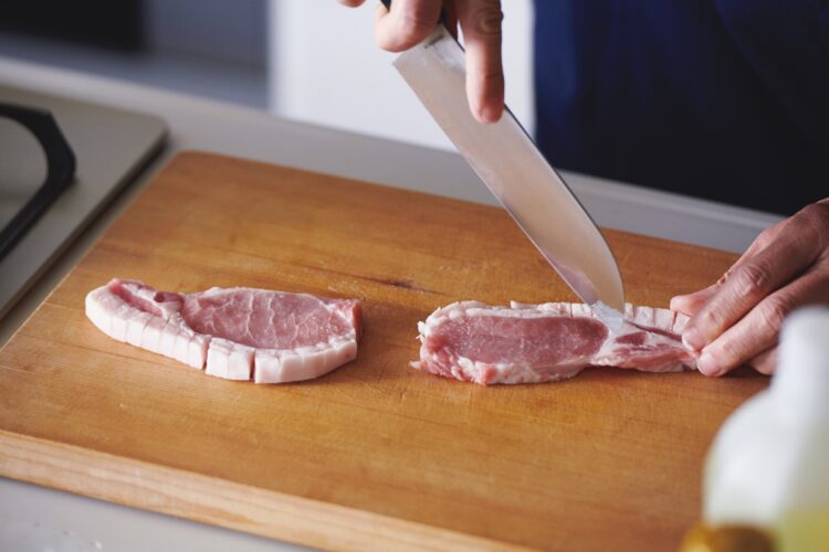 豚ロース肉は筋切りし、両面に塩とこしょうをふる