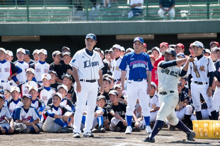 村田兆治氏は離島の指導者のほうに教えることもある（写真は2017年）